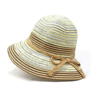 Détail du tissage horizontal et du nœud papillon sur un chapeau de paille rayé
