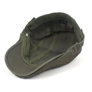 Coppola da uomo in cotone verde militare con vista interna e etichetta 100% cotone