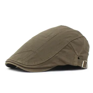 Détail du béret vert olive avec boucle latérale en métal et texture à chevrons