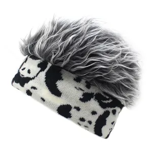 Detailansicht der flauschigen grauen Kunstfaser an einer Strickmütze mit Panda-Muster