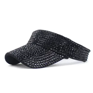 Détail d'une visière noire ornée de strass scintillants avec un design de style urbain