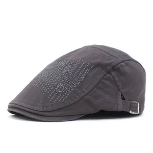 Détail de la boucle métallique réglable et broderie en coton sur casquette gris foncé