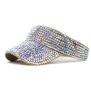 Vue détaillée des strass AB scintillants sur une visière solaire kaki pour femme