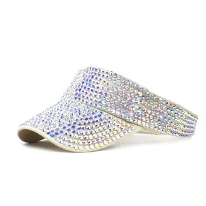 Gros plan des strass irisés scintillants sur une visière pare-soleil beige femme