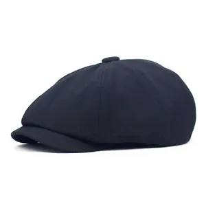 Casquette gavroche classique en coton noir avec panneaux structurés sur fond blanc