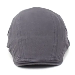Détail du tissu en sergé de coton gris foncé et des coutures de la casquette plate vintage