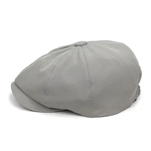 Gros plan détaillé d'une casquette gavroche grise montrant la texture du coton et coutures