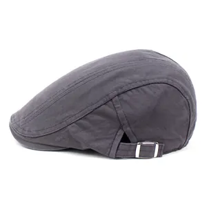 Détail de la casquette plate gris foncé avec boucle réglable en argent et texture sergé