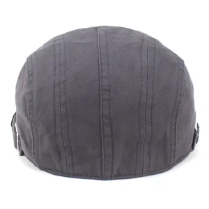 Détail de la casquette béret gris foncé avec boucles de réglage métalliques et coutures
