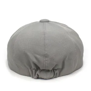 Détail de la casquette plate grise en coton avec bande élastique et tissu texturé