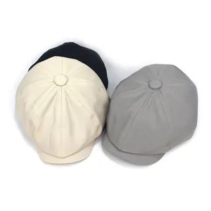 Détails des casquettes gavroche en coton en couleurs beige, gris et noir