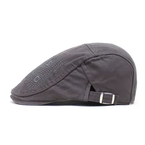 Vue détaillée de la casquette plate en coton avec boucle en métal et broderie lettrée