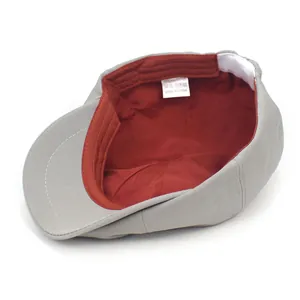 Casquette gavroche classique grise en coton avec doublure rouge foncé et texture sergée