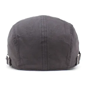 Vue détaillée des boucles de réglage en métal sur la casquette plate à chevrons