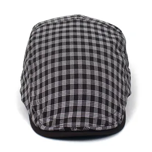 Détail d'une casquette plate à carreaux noirs et blancs avec visière noire contrastée