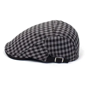 Détail de la boucle métallique réglable et de la sangle noire sur le côté du béret