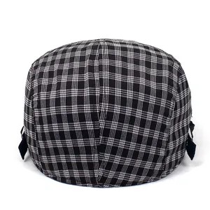 Détail des sangles latérales réglables sur une casquette plate rétro à carreaux