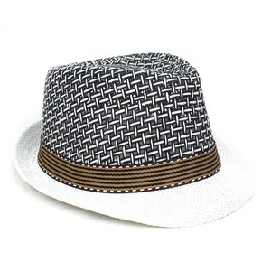Detalle del tejido de malla transpirable y la banda marrón en este sombrero fedora hombre