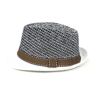 Detalle del tejido y la cinta a rayas de este sombrero fedora transpirable para hombre