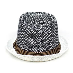 Detalle de sombrero fedora de malla transpirable con banda a rayas y ala blanca tejida