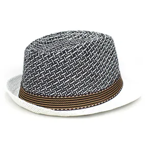 Detalle de sombrero fedora de malla trenzada transpirable con cinta marrón a rayas
