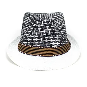 Primer plano del tejido de malla blanco y negro y la cinta a rayas del sombrero fedora