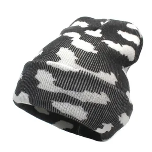 Détail du bonnet en maille à motif nuage noir et blanc avec texture côtelée verticale