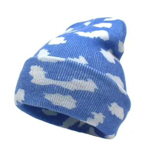 Vue détaillée de la texture du motif nuage bleu ciel sur le bonnet en tricot