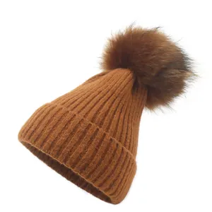 Bonnet d'hiver en maille côtelée avec grand pompon en fourrure synthétique caramel