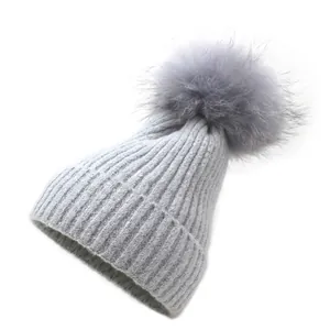 Bonnet en maille gris foncé pour femme avec pompon en fausse fourrure pour l'hiver