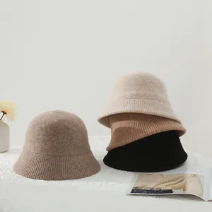 Nahaufnahme von Strick-Fischerhüten in Beige, Camel und Schwarz mit Rippenstruktur