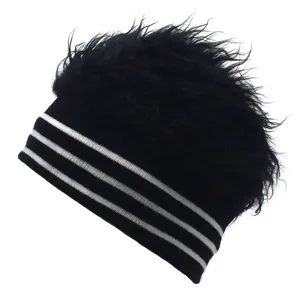 Schwarze Strickmütze mit weißen Streifen und flauschigem Kunstpelz für Hip-Hop-Style
