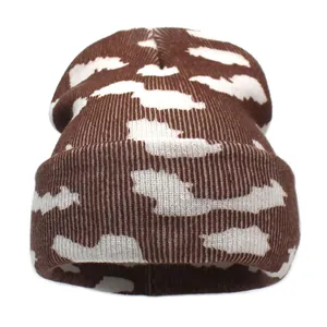 Bonnet d'hiver en maille avec motif nuages blancs et revers en brun foncé