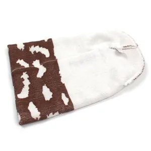 Bonnet en maille nuage pour femme, bicolore blanc et marron avec motif vache