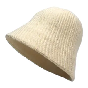 Beigefarbener Strickhut aus Wolle mit Rippenmuster für Wärme im Winter
