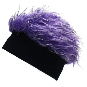 Détail de la fourrure synthétique violette et de la base en tricot noir du bonnet perruque