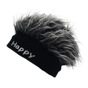 Bonnet tricoté rigolo avec broderie Happy et cheveux longs gris pour fêtes et festivals