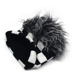 Detalle de gorro de punto de tablero de ajedrez con piel sintética gris para invierno