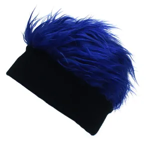 Bonnet noir en tricot original avec perruque en fausse fourrure bleu roi vive