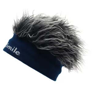 Lustige dunkelblaue Strickmütze mit grauer Perücke und Smile-Stickerei