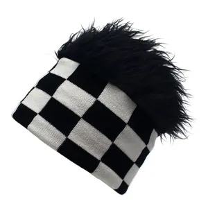Detalle de gorro de punto de tablero con piel sintética negra larga y textura tejida