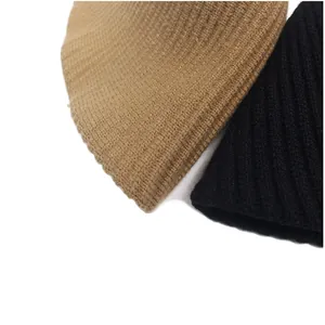 Nahaufnahme der gerippten Strickstruktur von khakifarbenen und schwarzen Anglerhüten