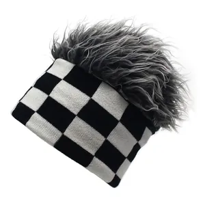 Detalle del gorro de punto de tablero con pelo sintético gris en la parte superior