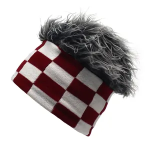 Gorro de punto de tablero con pelo largo gris sintético para el invierno y estilo hip-hop