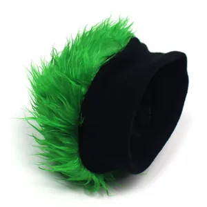 Bonnet punk vert fluo et noir avec fausse fourrure longue et pelucheuse stylée