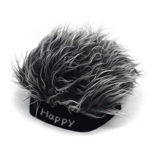 Détail du bonnet en tricot Happy noir avec perruque duveteuse dégradée grise sur le dessus