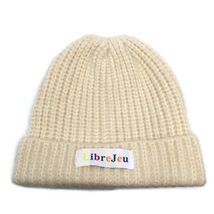 Elegante berretto in maglia a coste bianco crema con patch colorata LibreJeu invernale