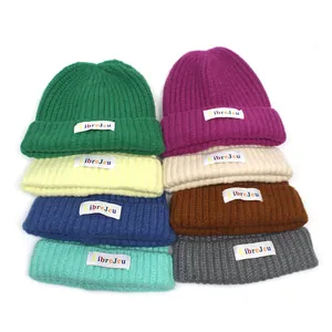 Berretto in maglia a coste alla moda con etichetta colorata in otto colori diversi