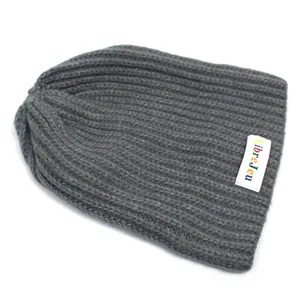 Berretto in maglia a costine grigio scuro unisex con etichetta a lettere colorate libreJeu