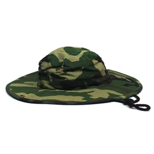 Dettaglio del cappello da sole mimetico con tessuto ripstop e sottogola regolabile